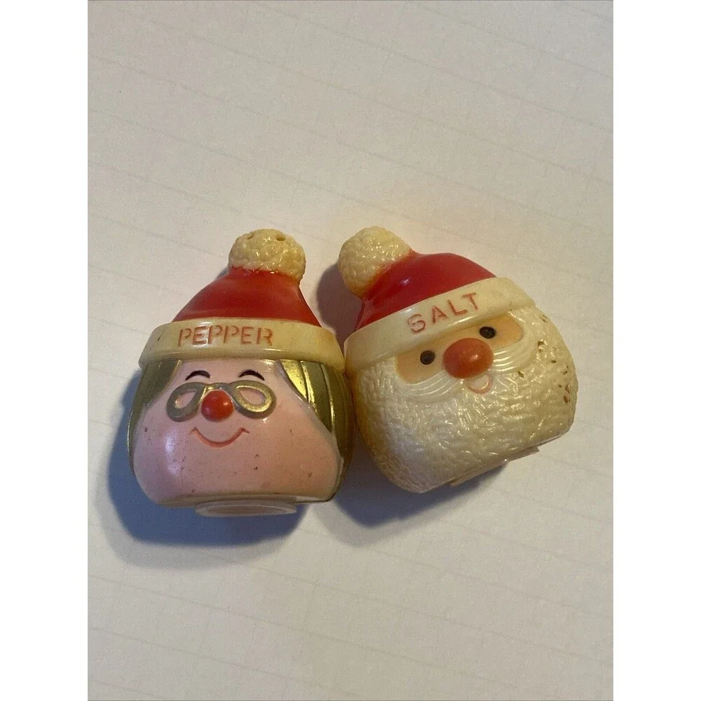 Vintage Plastic Christmas Mrs Claus & Santa Head Face Salt Pepper Shaker Set